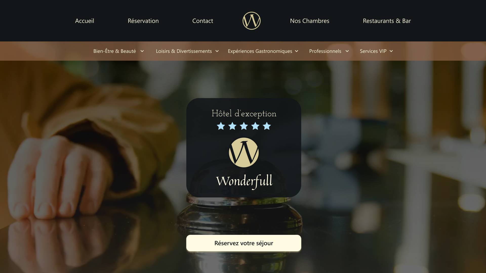 Réceptionniste à l’accueil d’un hôtel haut de gamme, illustration du site Wonderfull, hôtel d’exception.